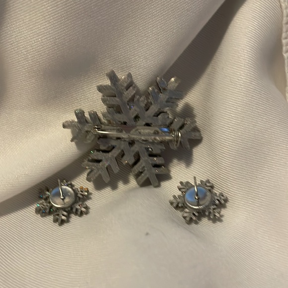 3/15 Handmade 3D Printed Sparkly Silver Snowflake Brooch & Earrings Holiday Set - Picture 3 of 3